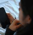 Mulher utilizando o celular  Foto: Elisa Schu/picture alliance via Getty Images