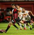 Jogador do Vitória chutando a bola e os jogadores do Juazereiense olhando  Foto: Esporte News Mundo