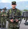 Um mulitar operando um drone   Foto: RAUL ARBOLEDA/AFP via Getty Images / BBC News Brasil