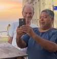 Em Salvador, Ney Matogrosso posou para foto com admirador e foi chamado de Caetano Veloso  Foto: Reprodução/Instagram/@neymatogrosso