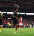  Foto: Justin Setterfield/Getty Images - Legenda: Dorgu comemora o gol marcado na vitória sobre o Arsenal / Jogada10