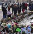 Pessoas reunidas em frente a um memorial improvisado no local onde Alex Pretti foi morto por agentes federais que tentavam prendê-lo, em Minneapolis, em 25 de janeiro de 2026.  Foto: © Reuters/Tim Evans / RFI