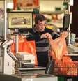 Alimentação no domicílio teve alta de 0,21% em janeiro, após ter recuado 0,08% no mês anterior, segundo o IBGE  Foto: Daniel Teixeira/Estadão / Estadão