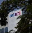 O logotipo do Grupo Adani é visto na fachada de sua sede corporativa nos arredores de Ahmedabad, Índia, em 21 de novembro de 2024. REUTERS/Amit Dave  Foto: Reuters