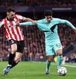 O Sportinguista  Matheus Reis (à esquerda) em intensa disputa de bola com Guruzeta, do Athletic.  Foto: Ion Alcoba Beitia/Getty Images / Jogada10