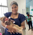 Montagem: à esquerda, Evine com o filho Hector; à direita, Endio tocando o sino da cura após concluir tratamento para leucemia  Foto: Divulgação/HEC