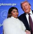 O presidente dos Estados Unidos, Donald Trump, e a rapper Nicki Minaj, juntos no palco da Cúpula Trump Accounts, em Washington DC, no dia 28 de janeiro de 2026  Foto: Getty Images / BBC News Brasil
