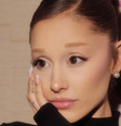 Ariana Grande ironiza erro de Photoshop que a colocou com seis dedos em revista  Foto: Reprodução/arianagrande/Instagram