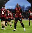 Rayan comemora o gol ao lado de Alex Scott –  Foto: Jack Thomas/Getty Images / Jogada10