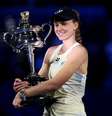 Rybakina segurando troféu do Australian Open  Foto: ( Getty Images) / Sportbuzz