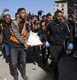 Equipes de resgate carregam o corpo de uma vítima em meio aos escombros da delegacia de polícia de Sheikh Radwan, na Cidade de Gaza, em 31 de janeiro de 2026, após um ataque aéreo israelense. Em Gaza, em 31 de janeiro.  Foto: AFP - OMAR AL-QATTAA / RFI