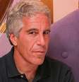Jeffrey Epstein está sentado e olha para a câmera, vestindo uma camisa escura.  Foto: Getty Images / BBC News Brasil
