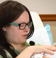 Mulher com o filho no hospital após dar à luz no trabalho  Foto: Reprodução
