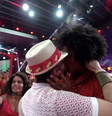 Marcelo e Breno se beijam durante festa do BBB  Foto: Reprodução/Globo