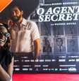 Isabél Zuaa se diverte com o orelhão usado na divulgação de 'O Agente Secreto': uma portuguesa retinta em Hollywood  Foto: Reprodução/@zuaa_isabel