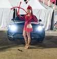 Rainha de Baterias do Rosas de Ouro, Ana Beatriz Godoi chegou em carro avaliado em R$ 2 milhões  Foto: Léo Franco/AgNews