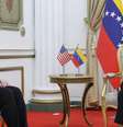 Foto divulgada pela Presidência da Venezuela mostra a presidente interina Delcy Rodríguez (à direita) conversando com a nova chefe da missão diplomática dos Estados Unidos na Venezuela, Laura Dogu, durante reunião no Palácio Presidencial de Miraflores, em Caracas, em 2 de fevereiro de 2026.  Foto: AFP - DANIELA MILLAN / RFI