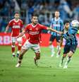 Grêmio e Inter em ação.   Foto: Lucas Uebel/GFBPA / Esporte News Mundo