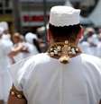 Adornos na cabeça e roupas brancas como símbolo de pureza são alguns dos elementos de religiões afro-brasileiras influenciados pelo islamismo, dizem pesquisadores  Foto: Getty Images / BBC News Brasil