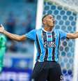 Carlos Vinícius fez três gols na vitória sobre o Botafogo –  Foto: Lucas Uebel / Grêmio / Jogada10