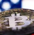 Bandeira dos EUA exibida na tela de um laptop e representação da criptomoeda Bitcoin em 6 de novembro de 2024.  Foto: Getty Images / BBC News Brasil