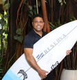 Ronaldo Fenômeno com prancha de surfe em evento para anunciar parceria com clube de luxo com piscina de ondas  Foto: Divulgação/Iude Richele
