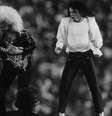 Um dos marcos foi Michael Jackson, que se apresentou em 1993 e redefiniu o padrão de produção, transformando o intervalo em um show principal dentro da final da NFL – depositphotos.com / ProShooter  Foto: Giro 10