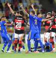 Alexandre, do Sampaio Corrêa, desabou e sofreu convulsão em partida contra o Flamengo  Foto: ALEXANDRE DURÃO/ZIMEL PRESS/ESTADÃO CONTEÚDO