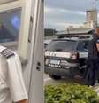Piloto é preso dentro de avião no aeroporto de Congonhas suspeito de manter rede de abuso sexual infantil. Segundo as investigações, ele levava para motéis menores de idade com documento falso. Uma mulher de 55 anos também foi presa acusada de aliciar as próprias netas.  Foto: Reprodução/TV Globo / Estadão