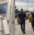 Piloto é preso dentro de avião no aeroporto de Congonhas suspeito de manter rede de abuso sexual infantil.  Foto: Reprodução/TV Globo / Estadão