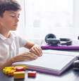 Ambientes escolares acessíveis são essenciais para garantir igualdade no aprendizado de alunos com deficiência visual  Foto: Mishchenko Svitlana | Shutterstock / Portal EdiCase