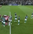 Andreas Pereira cava buraco na marca do pênalti antes de Memphis Depay errar cobrança  Foto: Reprodução/Record TV