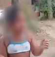 Em vídeos que circulam nas redes, uma criança aparece chorando enquanto outra tem o rosto lavado por um adulto  Foto: Reprodução/Instagram