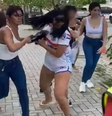Torcedoras do Fortaleza forçam jovens a tirar camisas do Ceará em via pública  Foto: Reprodução/Instagram:@murilloribeirodelta