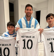 Messi ganha camisas de Neymar Jr e é homenageado pelo Santos: 'Do Príncipe para o Gênio'  Foto: Reprodução/Instagram/@santosfc