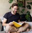 Livros para o Carnaval são ótimas companhias, seja entre um desfile e outro ou nos momentos tranquilos de descanso  Foto: F8 studio | Shutterstock / Portal EdiCase
