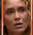 Sarah no momento em que ouve o anúncio de sua eliminação: deu tudo errado para a grande estrategista  Foto: Reprodução/TV