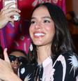 Parece um look básico, mas a bolsa custa R$ 18 mil: Bruna Marquezine desembarca em Salvador para Carnaval com Shawn Mendes com conjunto comfy.  Foto: Brazil News / Purepeople