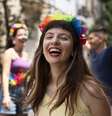 Bolso blindado no Carnaval 2026: o truque simples ajuda na segurança pro bloquinho.  Foto: Reprodução, FreePik / Purepeople