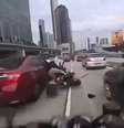 Um outro motociclista, de 30 anos, que vinha logo atrás acabou passando por cima da vítima do acidente  Foto: Reprodução/X