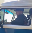 Neymar chega para o treino do Santos dirigindo uma Kombi  Foto: Reprodução