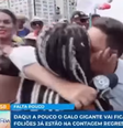 Repórter é beijado por foliã no Recife  Foto: Reprodução/Instagram