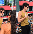 Shawn Mendes fica surpreso com multidão durante carnaval com Bruna Marquezine em Salvador  Foto: Webert Belicio /Agnews