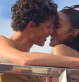 Shawn Mendes e Bruna Marquezine se beijam em frente a foliões em Salvador   Foto: Reprodução/X:@jessicasuai