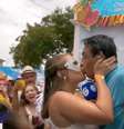 Foliona beijo repórter durante transmissão de carnaval  Foto: TV Guararapes/Reprodução