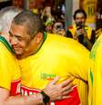 Vampeta dá um abraço em Ancelotti  Foto: Patrícia Devoraes / Brazil News - Divulgação/Brahma