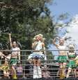 Bloco da Pabllo Vittar se apresenta no Parque do Ibirapuera, na zona sul de São Paulo, segunda-feira, 16. O traz uma novidade para o carnaval de São Paulo: pela primeira vez, um grupo de k-pop participa no desfile em um megabloco na região do Parque do Ibirapuera. O cortejo deste ano concentra não só foliões cativados pelos maiores sucessos da artista, mas fãs que foram ver o grupo de k-pop Nmixx, que conta hoje com quase 6 milhões de seguidores no Instagram, com Pabllo como uma das fãs declaradas.  Foto:  FELIPE RAU/ESTADÃO CONTEÚDO