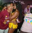 Arlindinho e Erika Januza trocam beijos e carinhos em camarote no Rio   Foto: Paulo Tauil/Agnews
