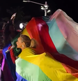 Daniela Mecury, bissexual e ícone do público LGBTQIA+, se enrolou em uma bandeira do arco-íris em protesto na Barra-Ondina, neste domingo, 15  Foto: Reprodução