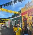 Rua 27 de Janeiro, onde sai o desfile da Turma da Pitombeira, está toda decorada com as cores do bloco  Foto: Emília Prado especial para o Terra